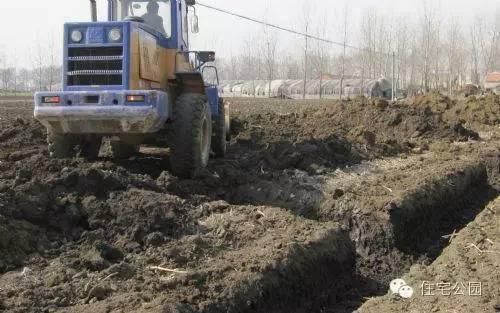 基礎牢，房不搖的中式別墅設計，回填土方時怎樣做才更牢固？