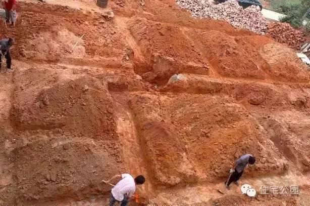 基礎牢，房不搖的中式別墅設計，回填土方時怎樣做才更牢固？