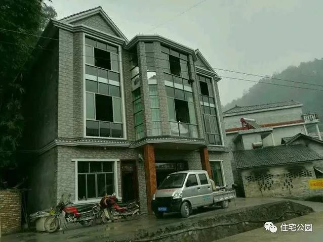 實(shí)拍13X9米農(nóng)村別墅，弧形采光窗、有堂屋