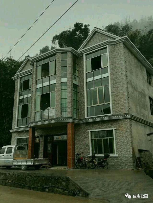 實(shí)拍13X9米農(nóng)村別墅，弧形采光窗、有堂屋