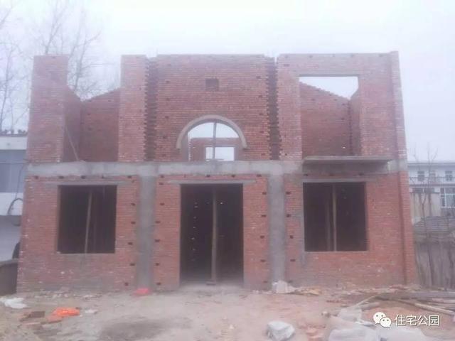 80后小伙千里歸家建新房，力求完美換掉施工隊，只是為了面子？