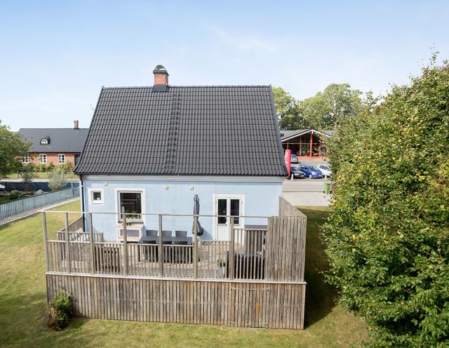 二畝院子建小房，木頭蓋房紅磚裝修，房主咋想的？