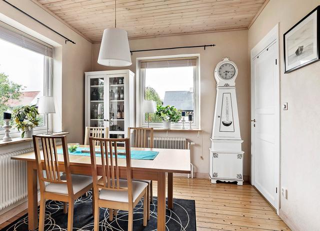 二畝院子建小房，木頭蓋房紅磚裝修，房主咋想的？