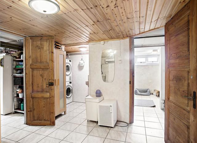 二畝院子建小房，木頭蓋房紅磚裝修，房主咋想的？