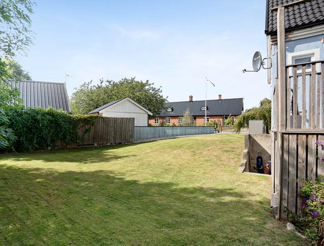 二畝院子建小房，木頭蓋房紅磚裝修，房主咋想的？