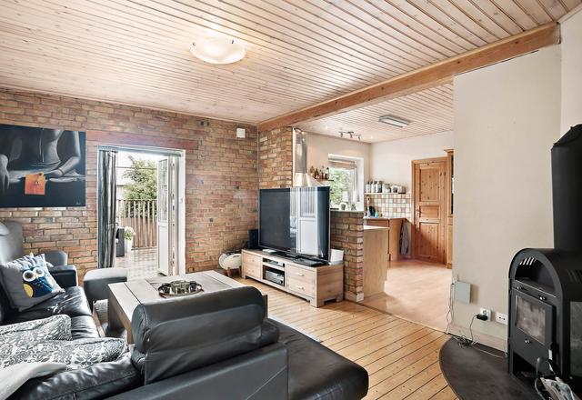 二畝院子建小房，木頭蓋房紅磚裝修，房主咋想的？