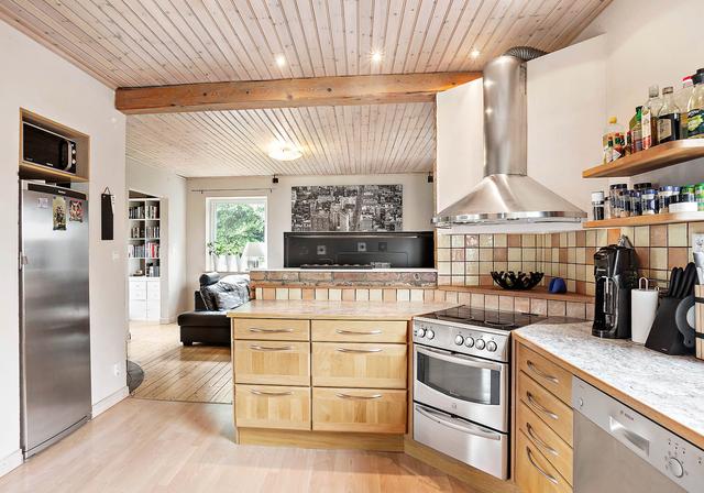 二畝院子建小房，木頭蓋房紅磚裝修，房主咋想的？