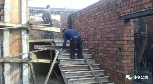 老王照著網上的圖紙建別墅，結果建完后比畫還好看！