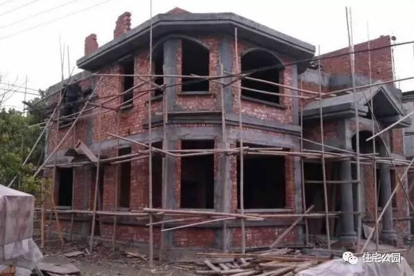 老王照著網上的圖紙建別墅，結果建完后比畫還好看！