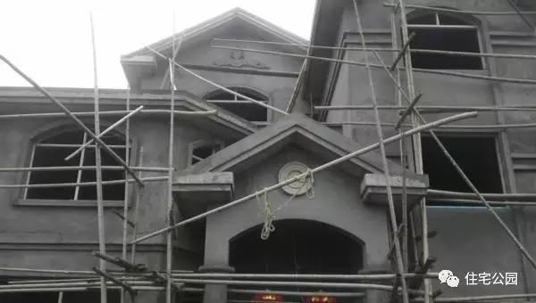 老王照著網上的圖紙建別墅，結果建完后比畫還好看！