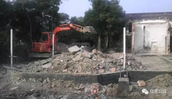 老王照著網上的圖紙建別墅，結果建完后比畫還好看！