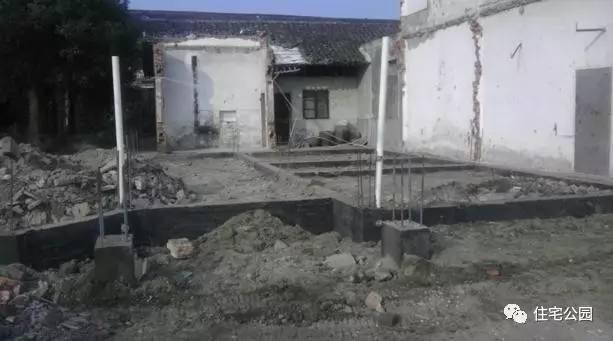 老王照著網上的圖紙建別墅，結果建完后比畫還好看！