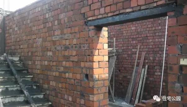 老王照著網上的圖紙建別墅，結果建完后比畫還好看！