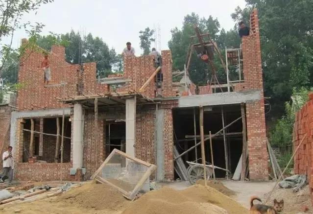 城市房?jī)r(jià)太貴，農(nóng)村小伙子把錢(qián)拿回鄉(xiāng)下蓋了一棟別墅！