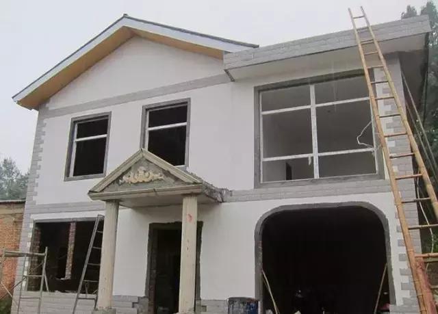 城市房?jī)r(jià)太貴，農(nóng)村小伙子把錢(qián)拿回鄉(xiāng)下蓋了一棟別墅！