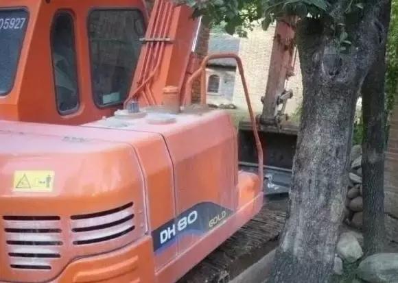 城市房?jī)r(jià)太貴，農(nóng)村小伙子把錢(qián)拿回鄉(xiāng)下蓋了一棟別墅！