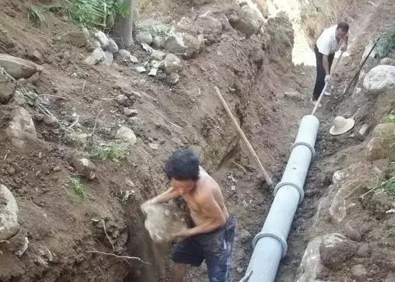 城市房?jī)r(jià)太貴，農(nóng)村小伙子把錢(qián)拿回鄉(xiāng)下蓋了一棟別墅！