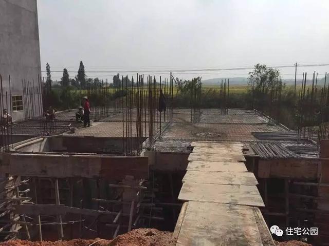 房子80萬(wàn)，基礎(chǔ)15萬(wàn)，跨渠建別墅就是這么任性！