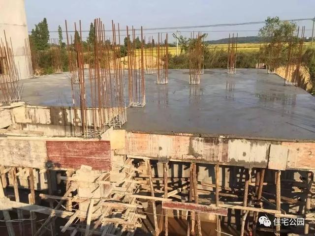 房子80萬(wàn)，基礎(chǔ)15萬(wàn)，跨渠建別墅就是這么任性！
