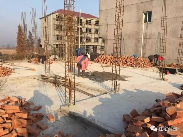 房子80萬(wàn)，基礎(chǔ)15萬(wàn)，跨渠建別墅就是這么任性！