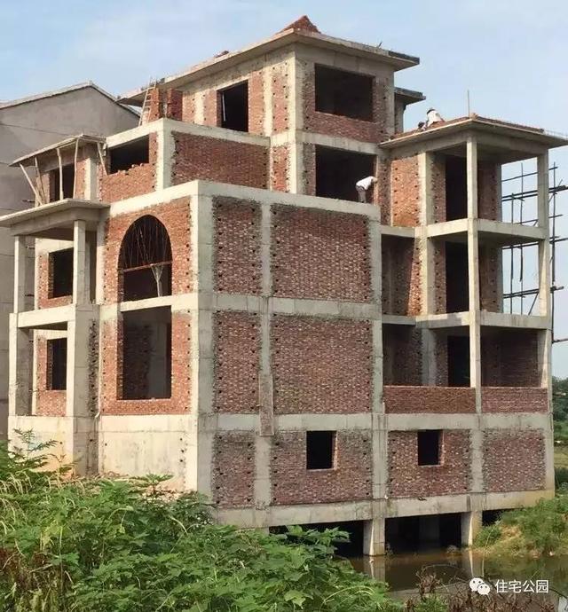 房子80萬(wàn)，基礎(chǔ)15萬(wàn)，跨渠建別墅就是這么任性！