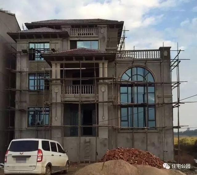 房子80萬(wàn)，基礎(chǔ)15萬(wàn)，跨渠建別墅就是這么任性！