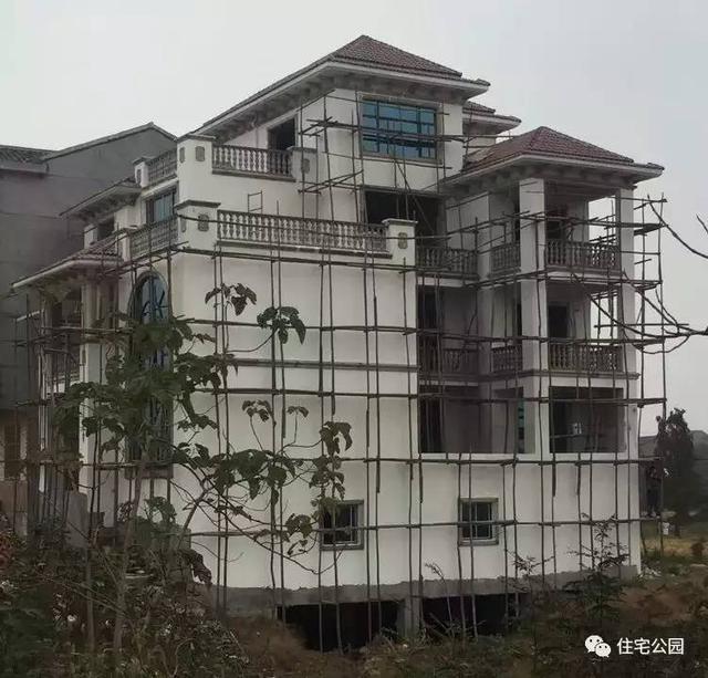 房子80萬(wàn)，基礎(chǔ)15萬(wàn)，跨渠建別墅就是這么任性！