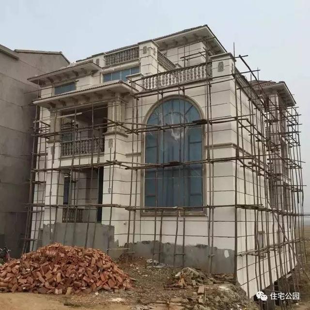 房子80萬(wàn)，基礎(chǔ)15萬(wàn)，跨渠建別墅就是這么任性！