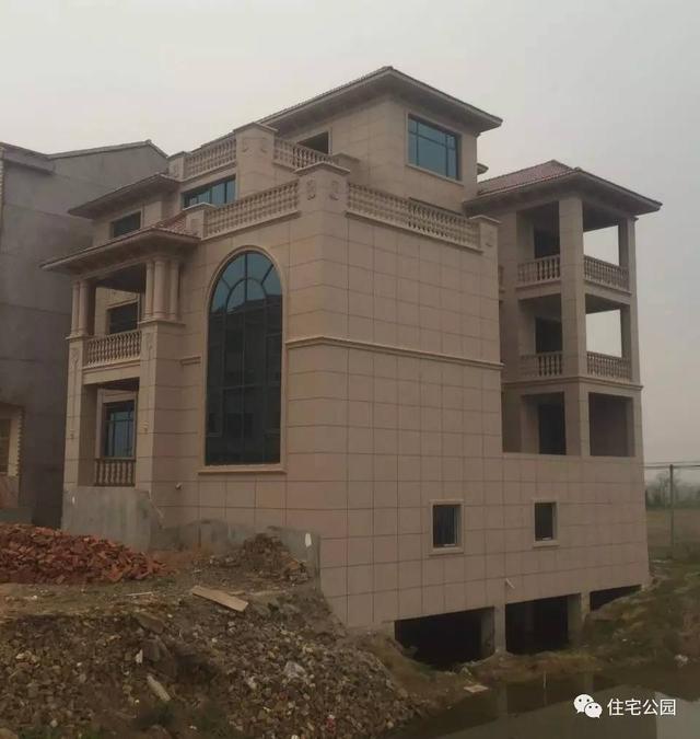 房子80萬(wàn)，基礎(chǔ)15萬(wàn)，跨渠建別墅就是這么任性！