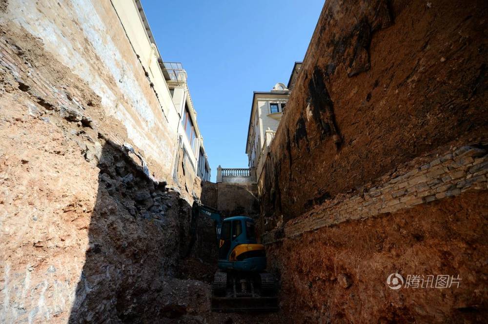 濟南私建別墅四千平方米“地宮”城管聯合巡警直接拆除