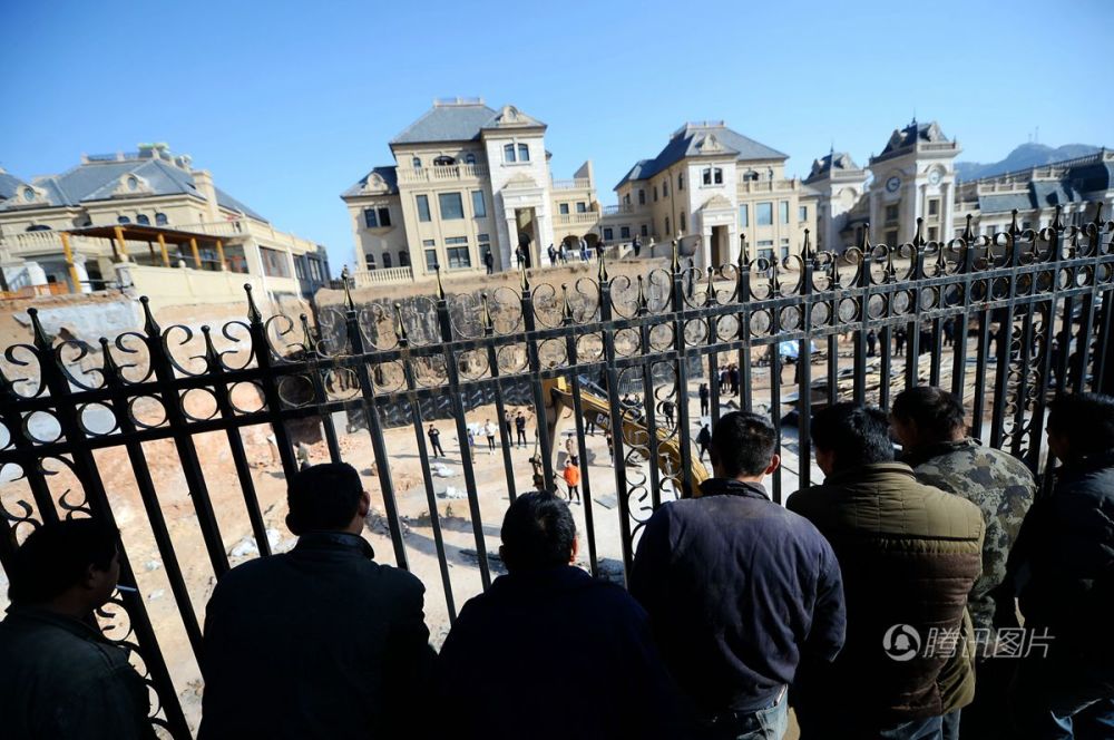 濟南私建別墅四千平方米“地宮”城管聯合巡警直接拆除