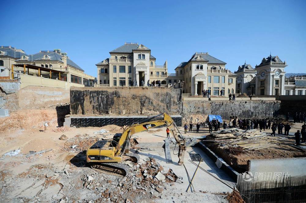 濟南私建別墅四千平方米“地宮”城管聯合巡警直接拆除