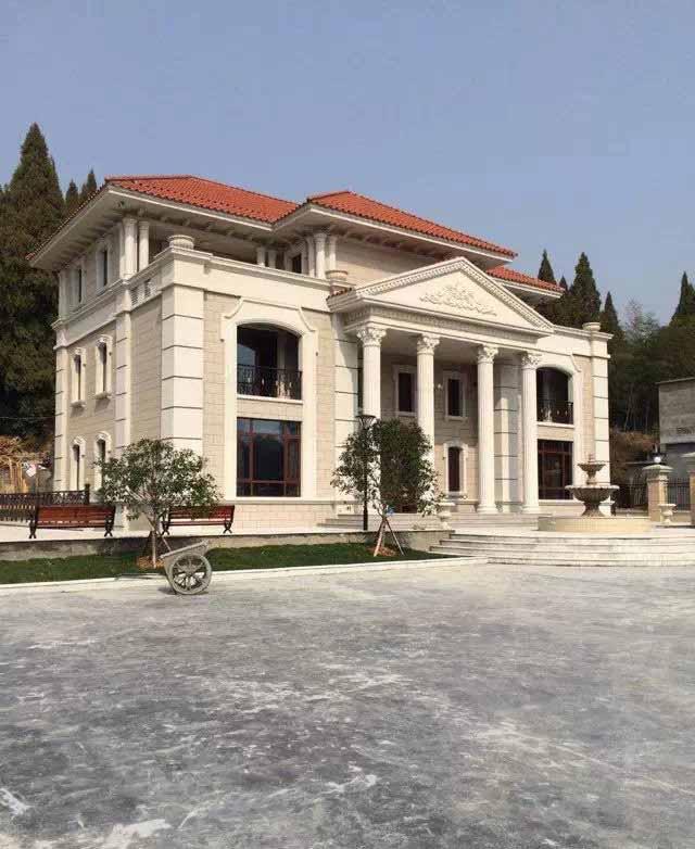 別墅配上歐式構(gòu)件檔次就高了, 沒幾百萬下不來！