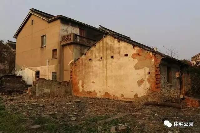 不顧家人阻攔硬是拆掉老宅，自建美式別墅，所有人都羨慕不已！