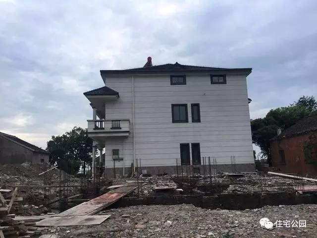 不顧家人阻攔硬是拆掉老宅，自建美式別墅，所有人都羨慕不已！