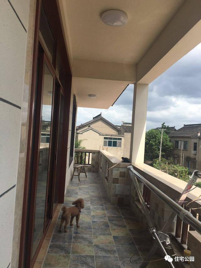 不顧家人阻攔硬是拆掉老宅，自建美式別墅，所有人都羨慕不已！