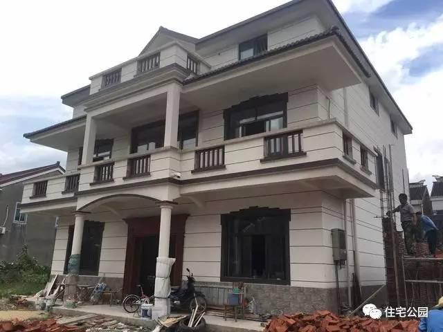 不顧家人阻攔硬是拆掉老宅，自建美式別墅，所有人都羨慕不已！