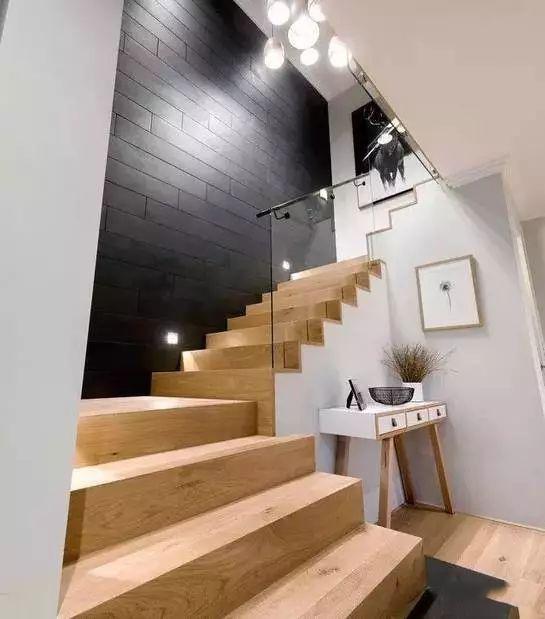 自建別墅好看的樓梯設計，好樓梯讓住宅提升一個檔次