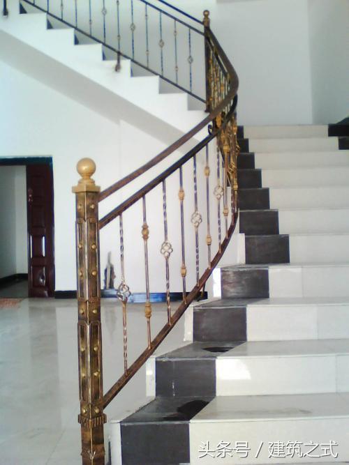 樓梯裝修是先貼石材板還是先安扶手？