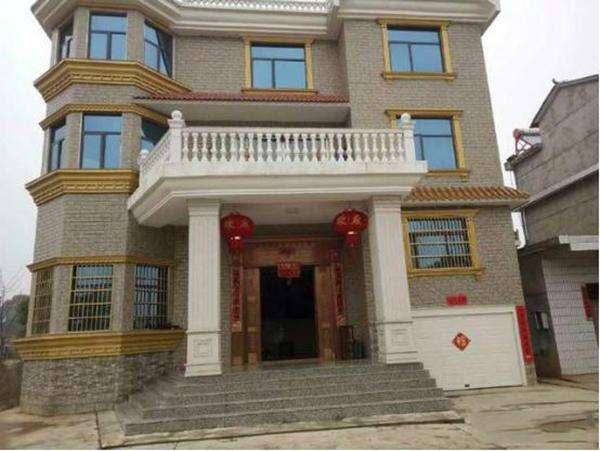 農村自建造型好看的三層別墅，堪比百萬豪宅，裝修就是不咋地