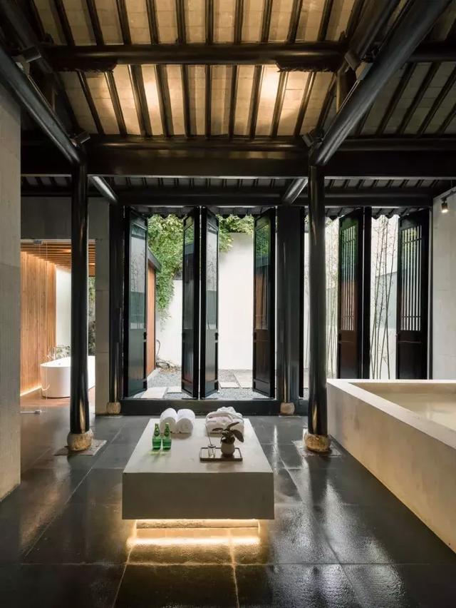 中式帶庭院別墅實(shí)拍，白墻黛瓦，古香古色