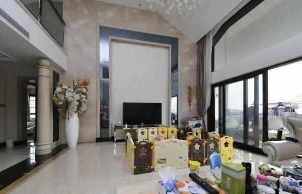 300平兩層別墅豪宅裝修實景照片，簡單但不簡約