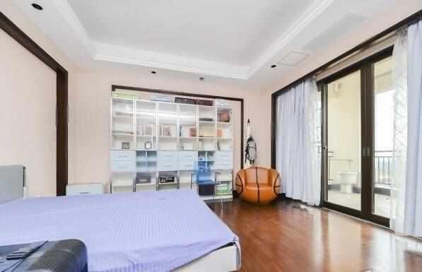 300平兩層別墅豪宅裝修實景照片，簡單但不簡約