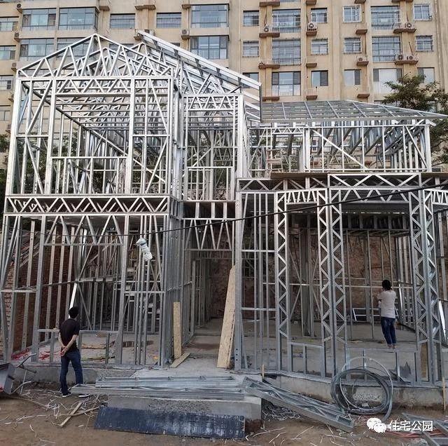 農村自建房輕鋼別墅施工過程實拍，輕鋼別墅施工沒想象的難