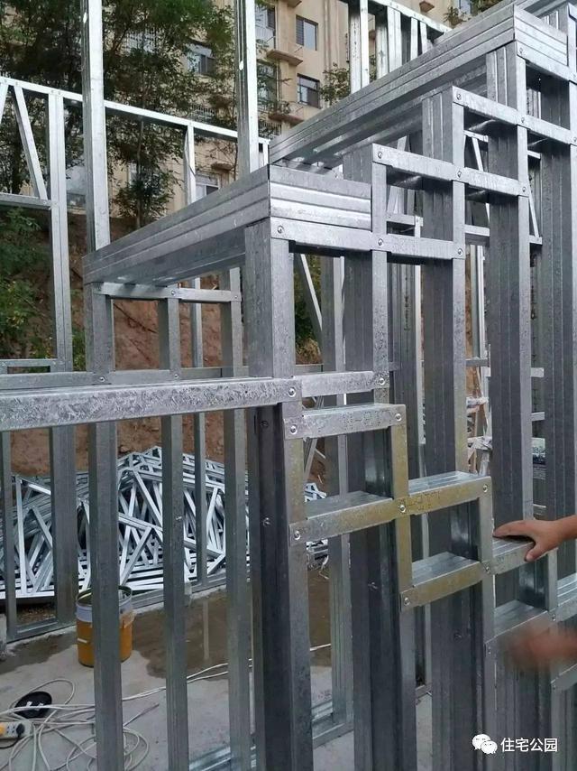 農村自建房輕鋼別墅施工過程實拍，輕鋼別墅施工沒想象的難