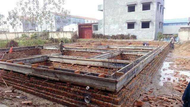 農村蓋房子挖地基怎么打結實？看完你就明白了