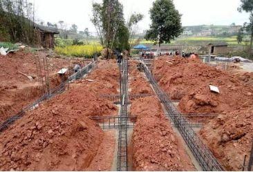 農村蓋房子挖地基怎么打結實？看完你就明白了