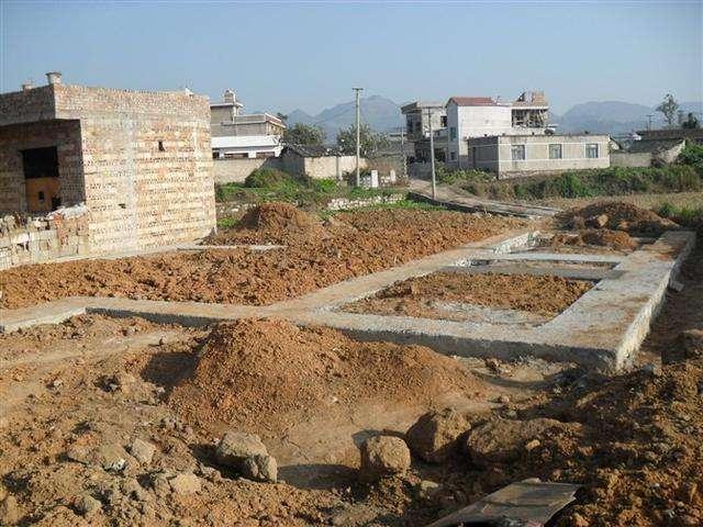 農村蓋房子挖地基怎么打結實？看完你就明白了
