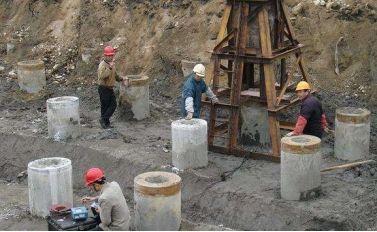 農村蓋房子挖地基怎么打結實？看完你就明白了