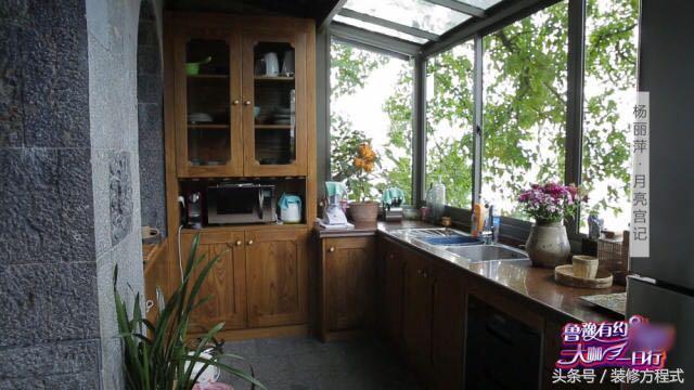 楊麗萍在洱海邊的兩棟別墅，一棟叫月亮宮和一棟叫太陽宮